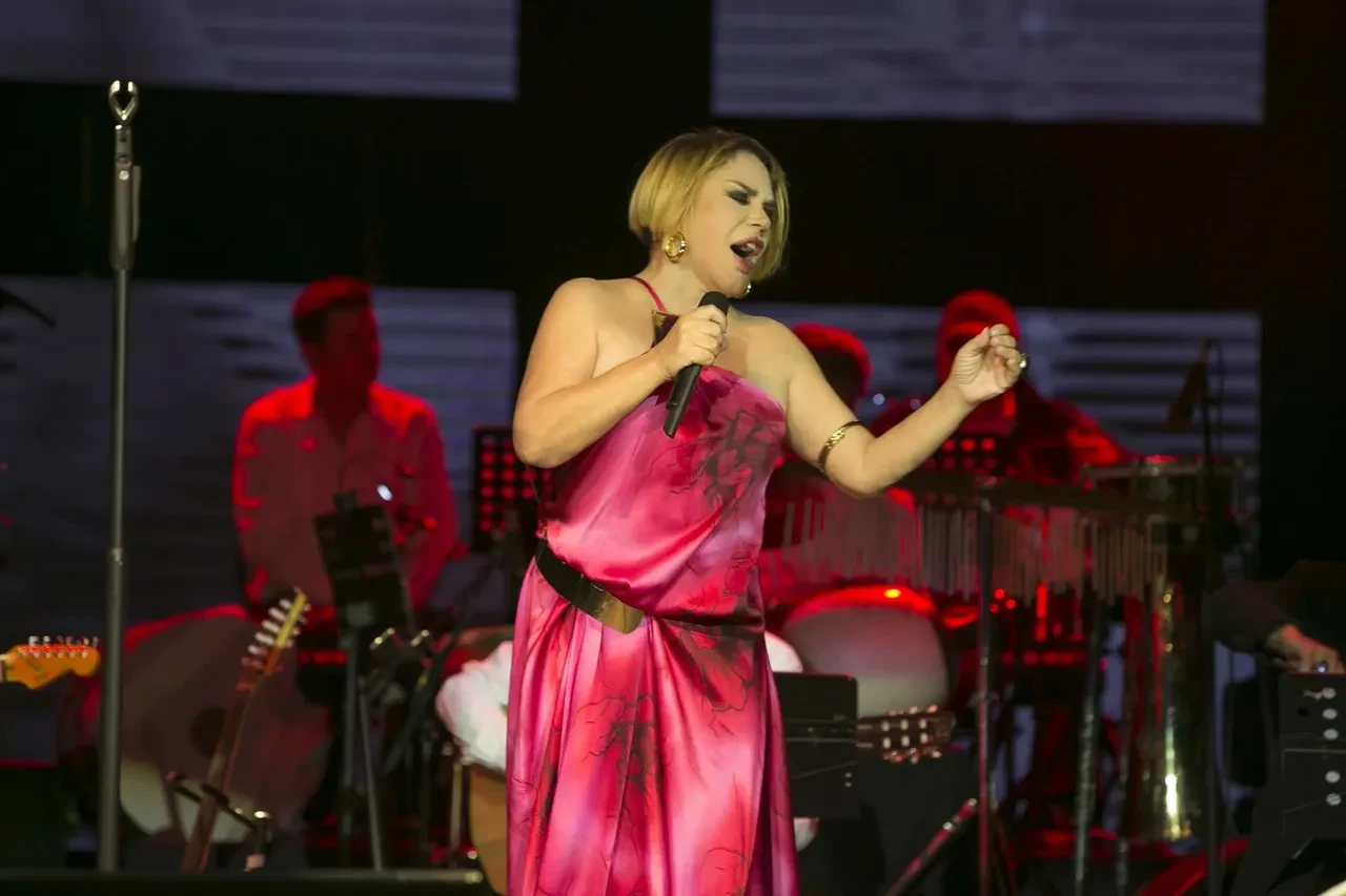 Sezen Aksu Lizbon'da ortaya çıktı! Oğlu Mithat Can paylaştı, sosyal medya sallandı