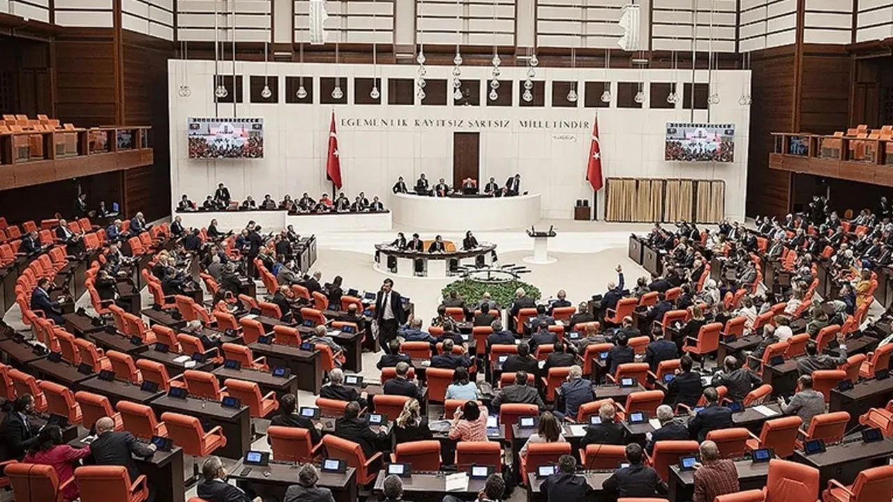 Sosyal medyaya 15 yaş sınırı ve doğum izni sürelerinin uzatılması kanun teklifi yasalaştı