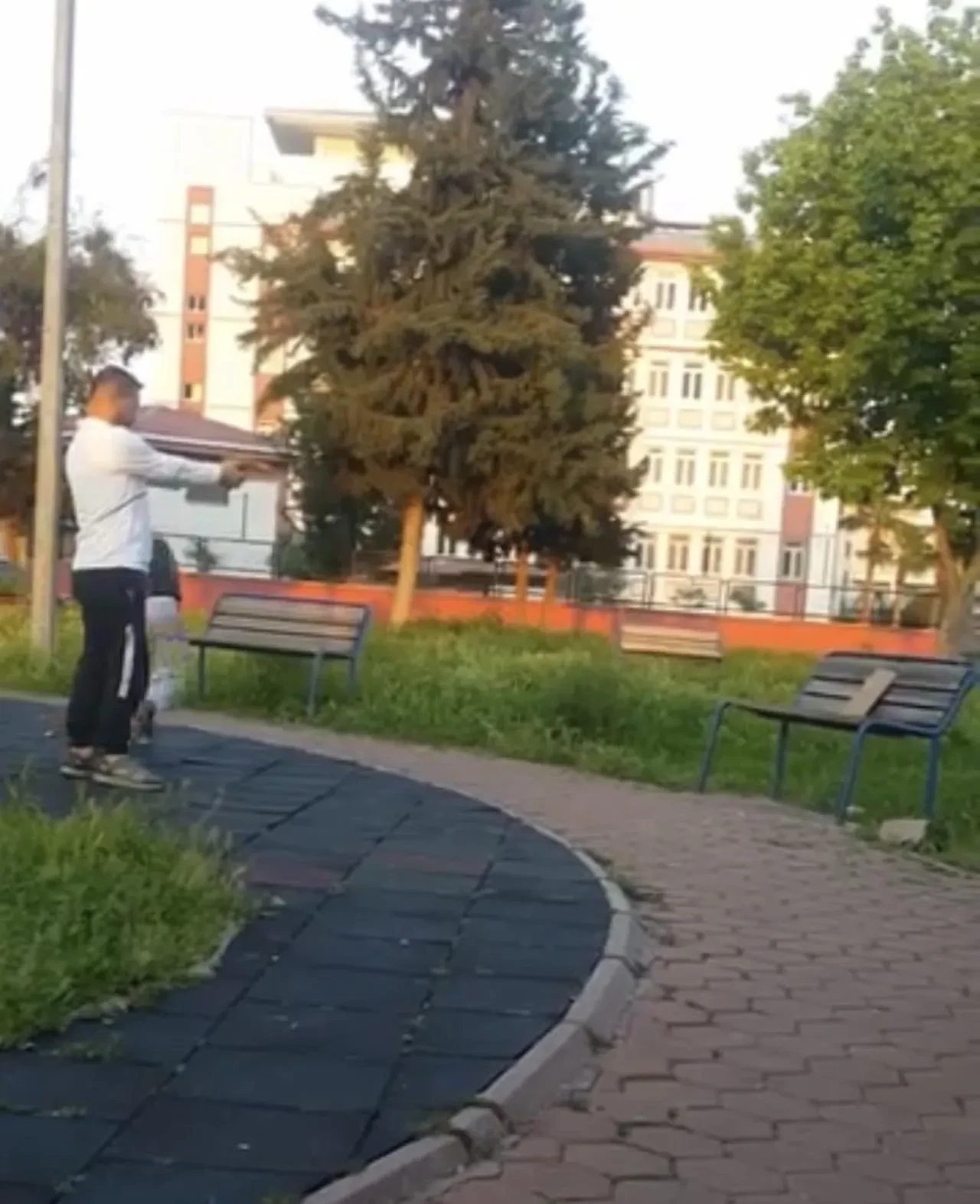 Türkiye şiddeti tartışırken Adana'da parkta çocuğa atış talimi yaptırdı