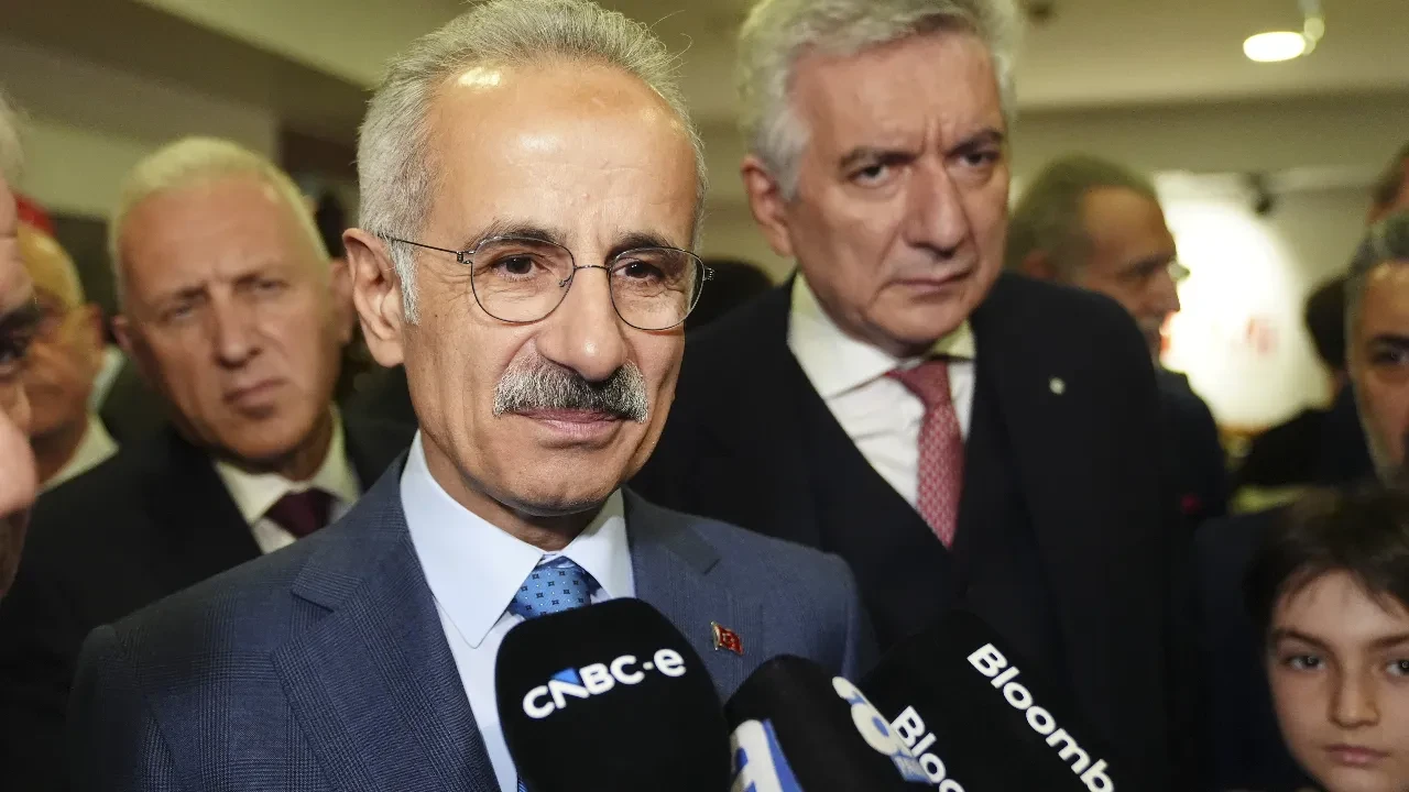 Türkiye'de uçak yakıtı krizi var mı? Bakan Uraloğlu açıkladı 
