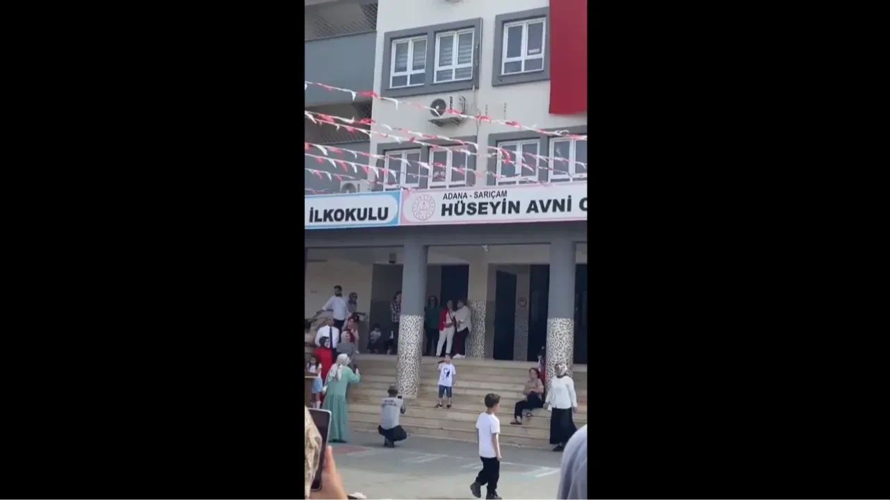 23 Nisan programı için sahneye çıktı, sosyal medyayı salladı! Adanalı çocuktan gönülleri fetheden performans