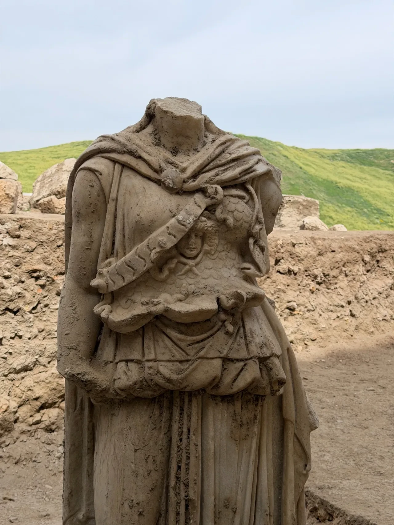 Antik tiyatroda tarihî keşif! Laodikeia’da 2 metrelik Athena heykeli ortaya çıktı