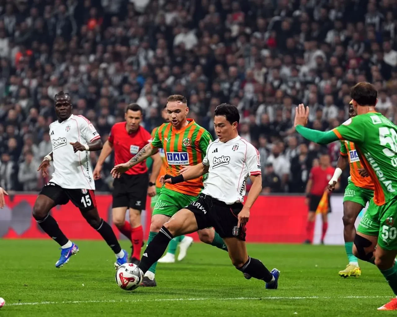 Beşiktaş Türkiye Kupası'nda Alanyaspor'u 3 golle yıkarak yarı finale yükseldi
