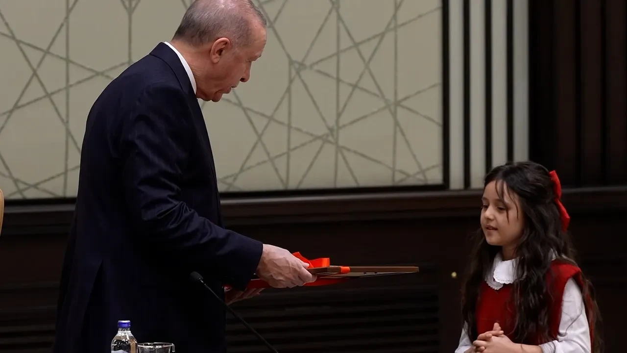 Beştepe'de duygusal anlar! Ağlayarak Cumhurbaşkanı Erdoğan'a sarıldı: Herkesi duygulandırdı