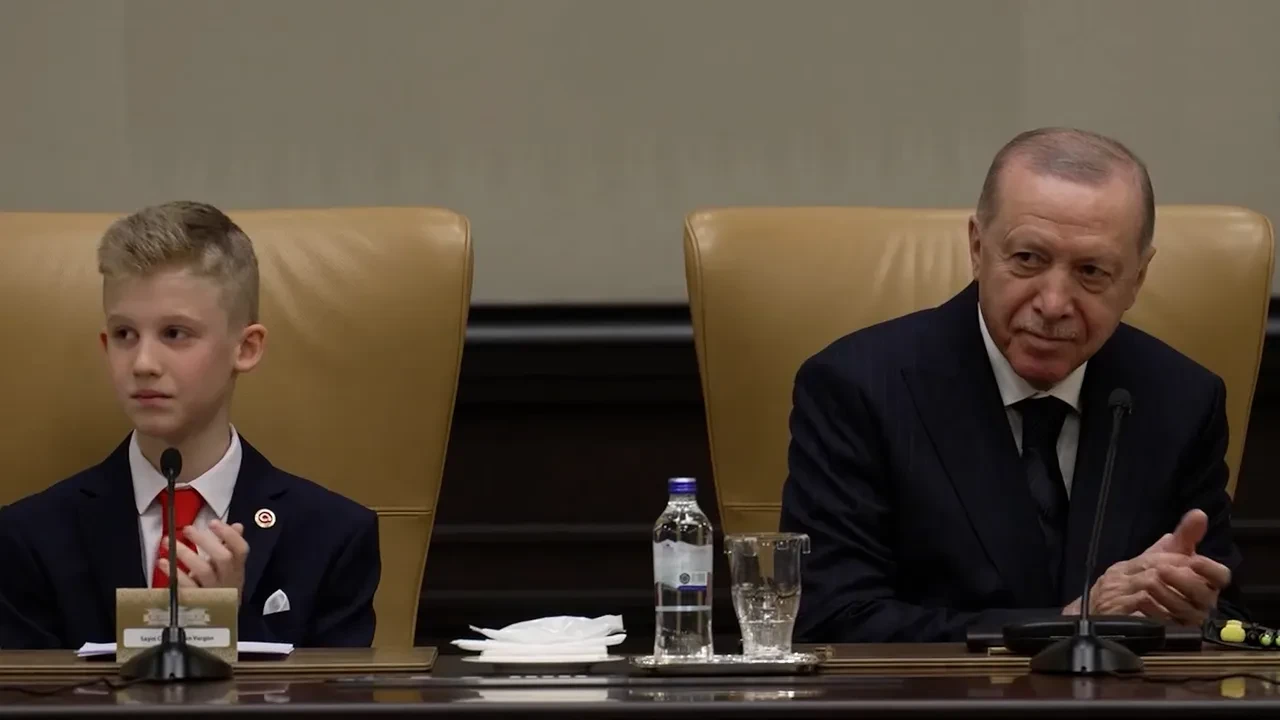 Beştepe'de duygusal anlar! Ağlayarak Cumhurbaşkanı Erdoğan'a sarıldı: Herkesi duygulandırdı