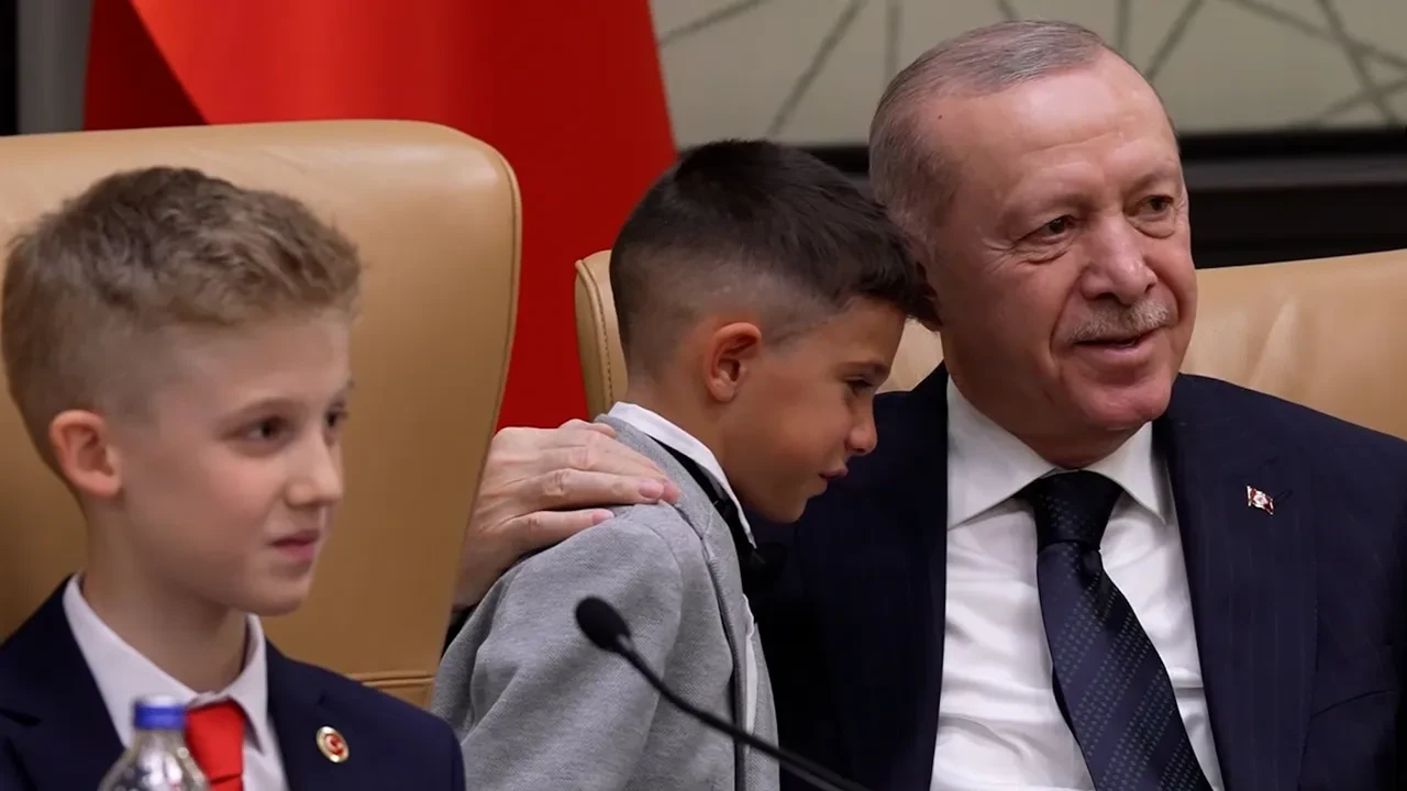 Beştepe'de duygusal anlar! Ağlayarak Cumhurbaşkanı Erdoğan'a sarıldı: Herkesi duygulandırdı