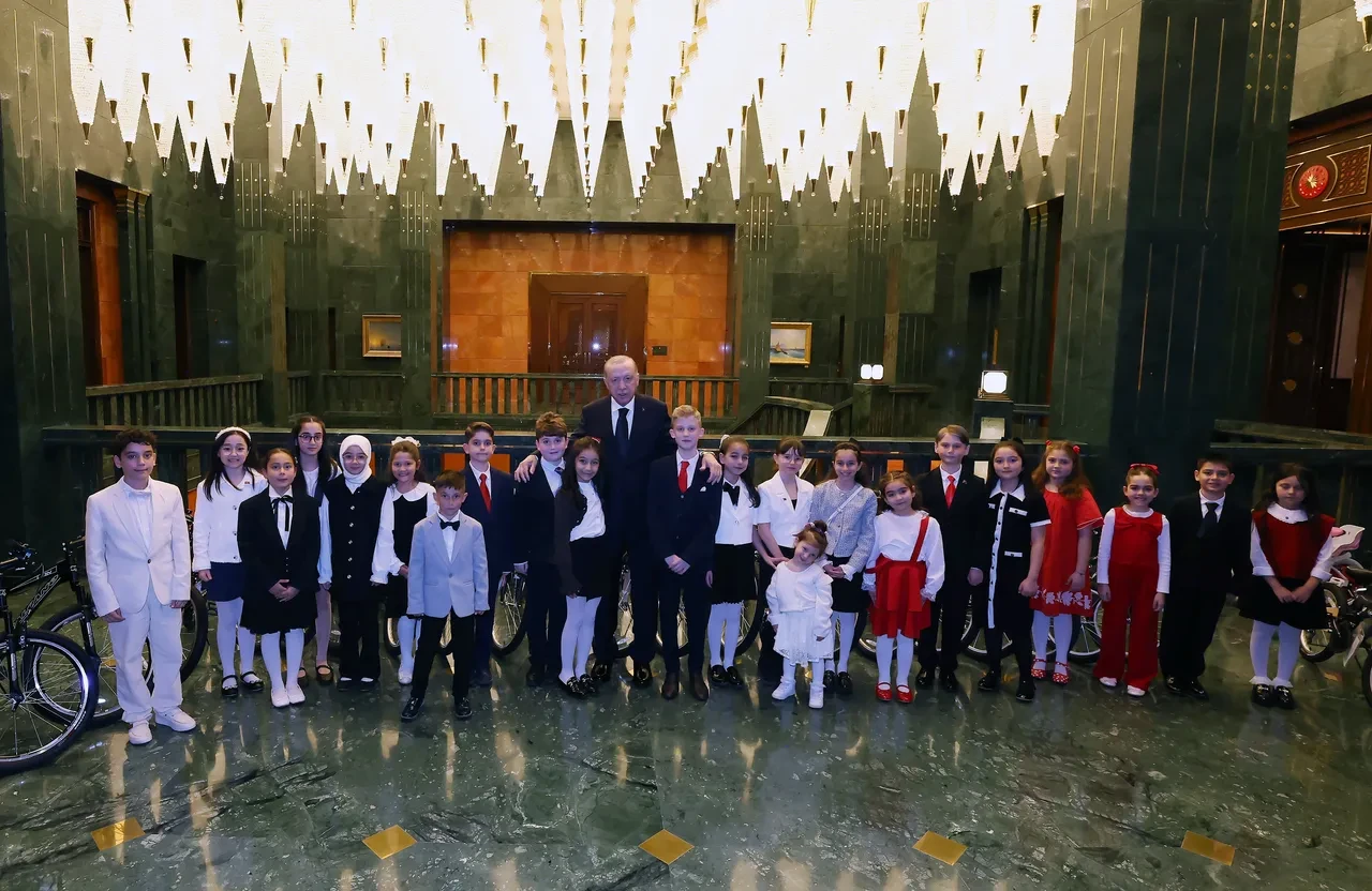 Beştepe'de duygusal anlar! Ağlayarak Cumhurbaşkanı Erdoğan'a sarıldı: Herkesi duygulandırdı