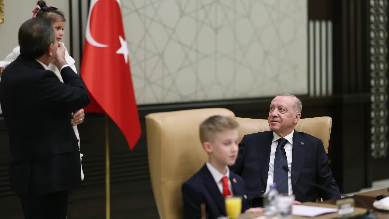 Cumhurbaşkanı Erdoğan'dan çocuklara 'sanal dünya' uyarısı! 'Çok dikkatli olun'