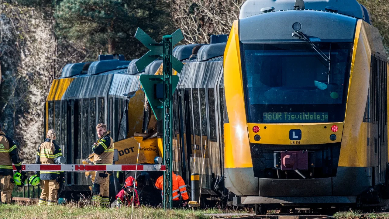 Danimarka'da iki tren çarpıştı! Korkunç kazada 4'ü ağır 17 yaralı