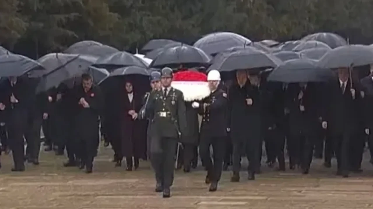 Devlet erkanı Anıtkabir'de! TBMM Başkanı Numan Kurtulmuş ve beraberindeki heyet Anıtkabir'i ziyaret etti