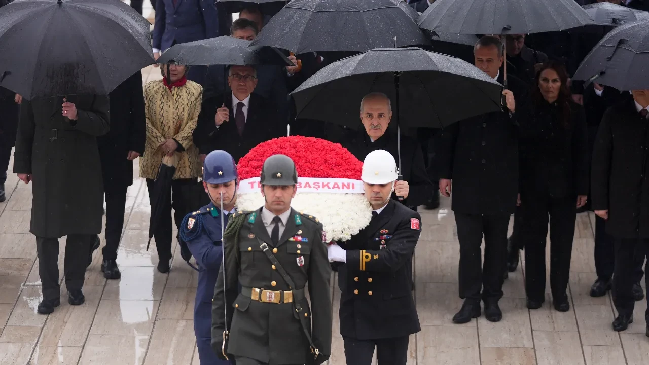 Devlet erkanı Anıtkabir'de! TBMM Başkanı Numan Kurtulmuş ve beraberindeki heyet Anıtkabir'i ziyaret etti