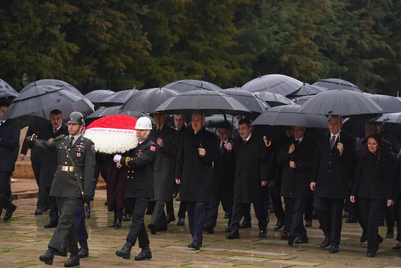 Devlet erkanı Anıtkabir'de! TBMM Başkanı Numan Kurtulmuş ve beraberindeki heyet Anıtkabir'i ziyaret etti