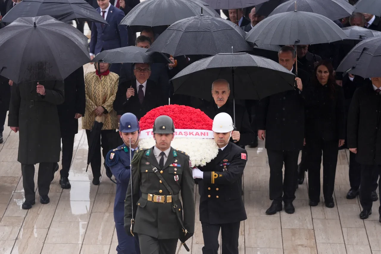 Devlet erkanı Anıtkabir'de! TBMM Başkanı Numan Kurtulmuş ve beraberindeki heyet Anıtkabir'i ziyaret etti