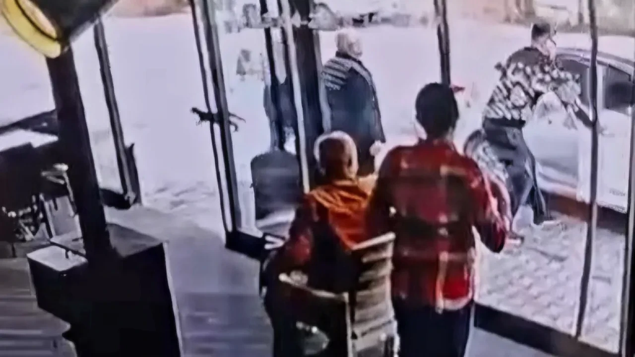 El freni çekilmeyen araç yola çıktı! Faciayı dükkan sahibi engelledi