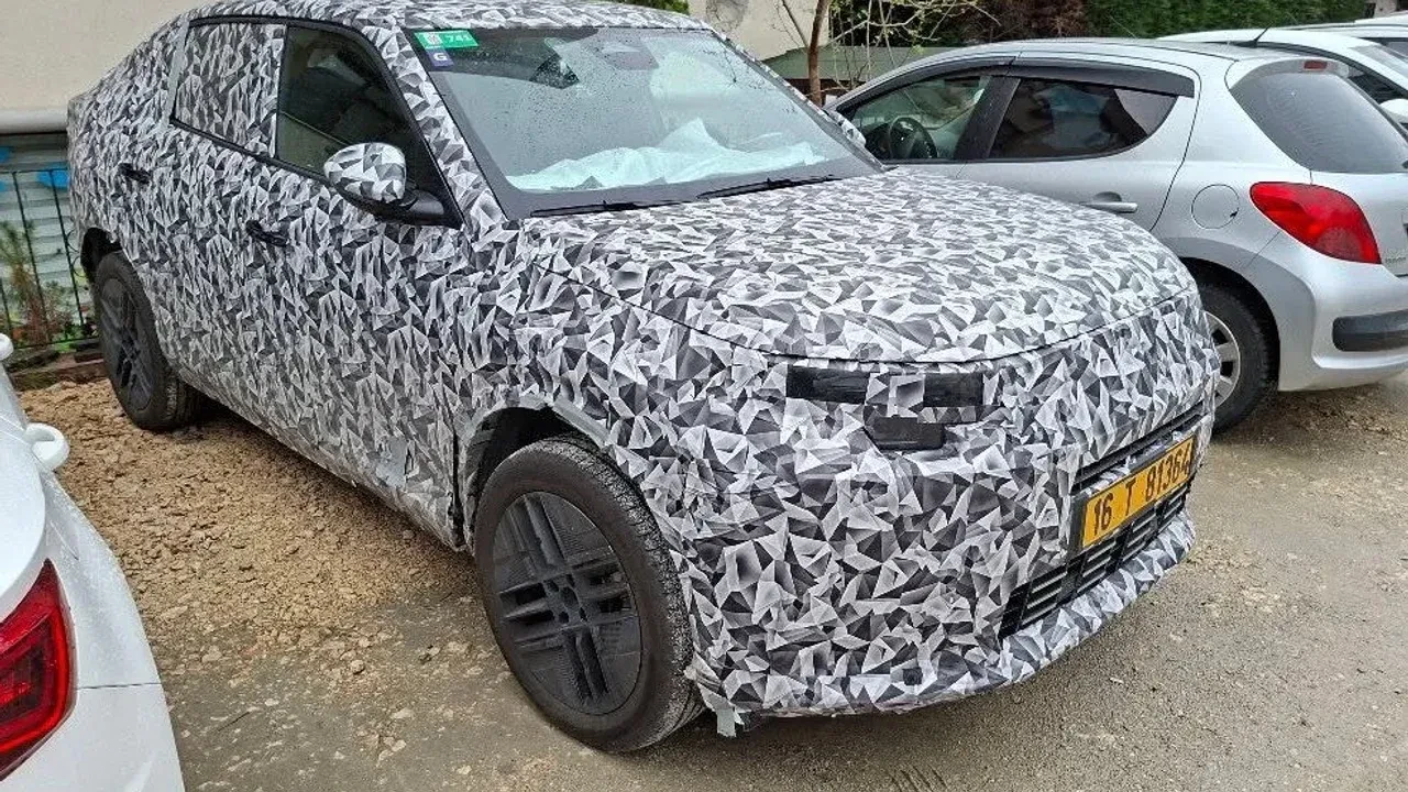 Fiat Egea'nın yerini alacak fastback modeli görüntülendi: İç mekandaki değişim dikkat çekti