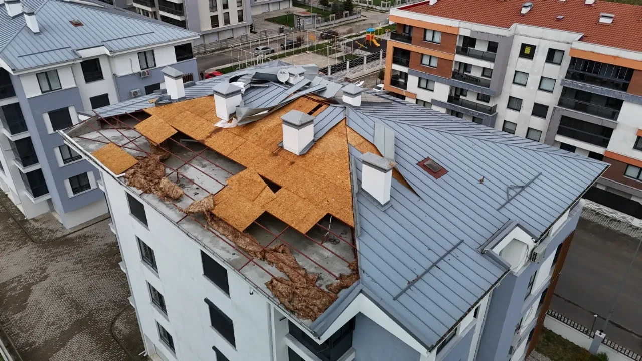 Fırtınada uçan sac çatı tehlike saçtı! Faciadan kıl payı dönüldü