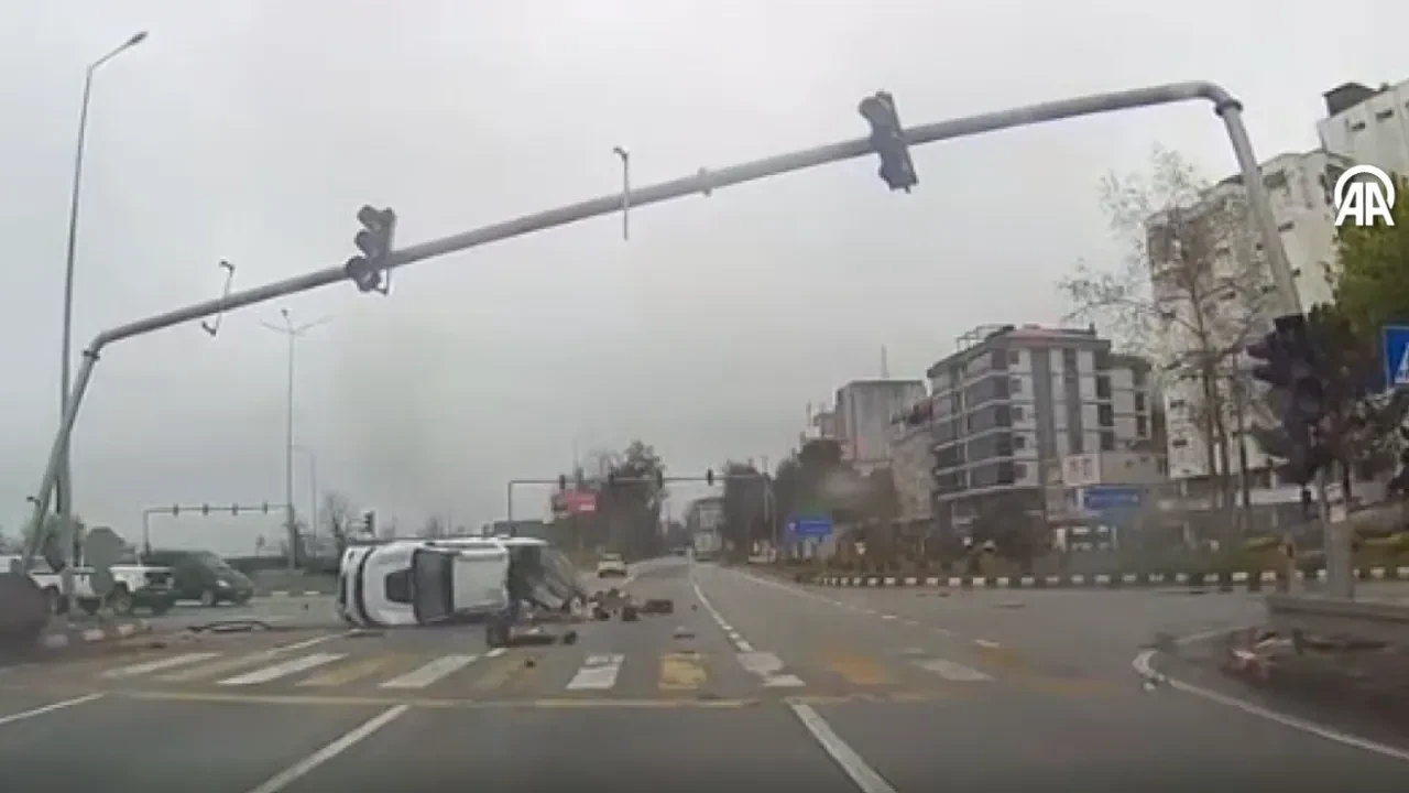 Giresun’da 4 kişinin yaralandığı kaza kamerada! Sinyalizasyon direğine çaptı, yola savruldu