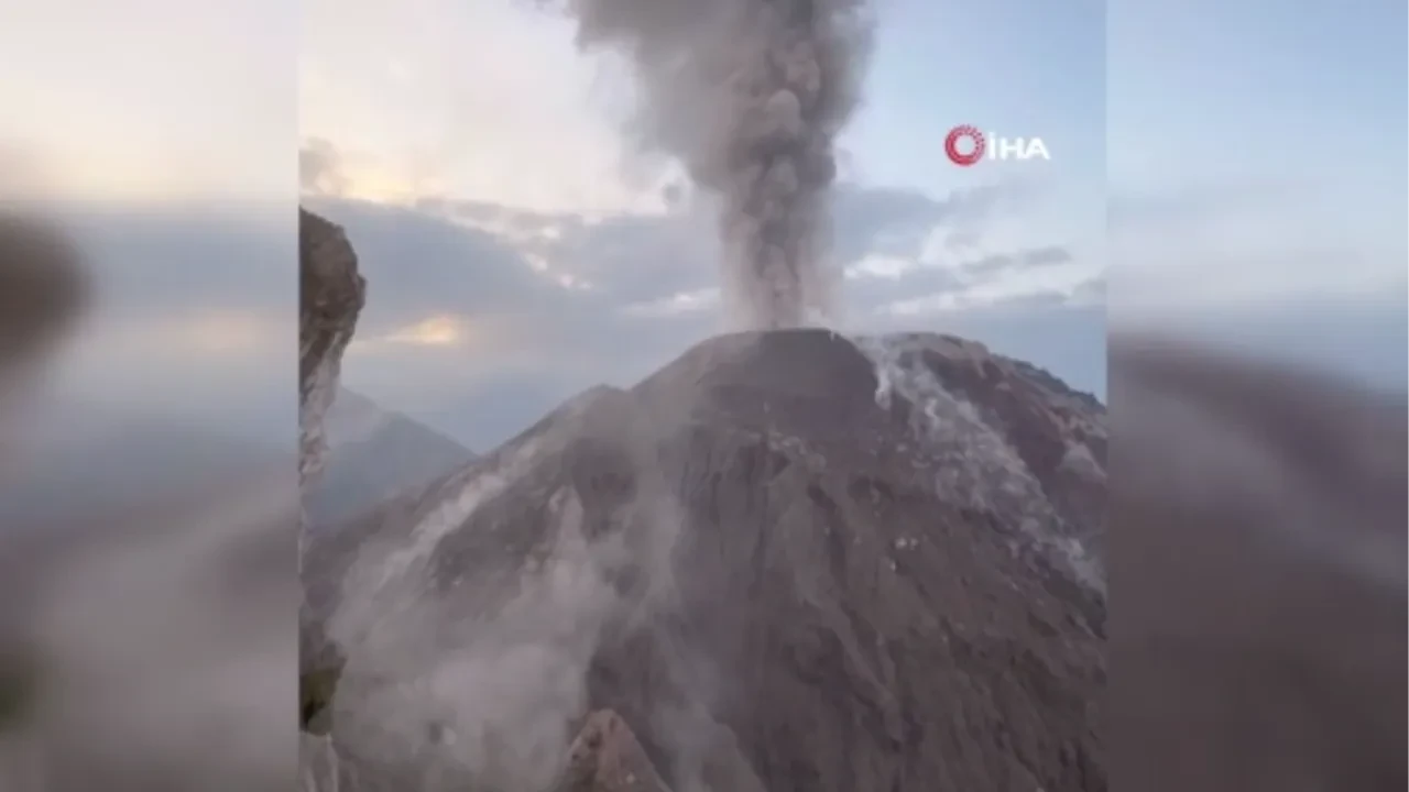 Guatemala'da dağcıların tırmandığı yanardağ patladı