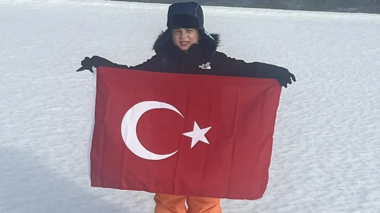 Güney Kutbu’na giden en genç Türk oldu! 7 yaşındaki Pars, özel izinle Antarktika’da 14 gün yaşadı