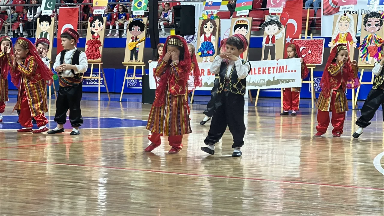 Hem ağladı hem oynadı! Sahnedeyken ailesini göremeyen küçük kız gözyaşlarını tutamadı