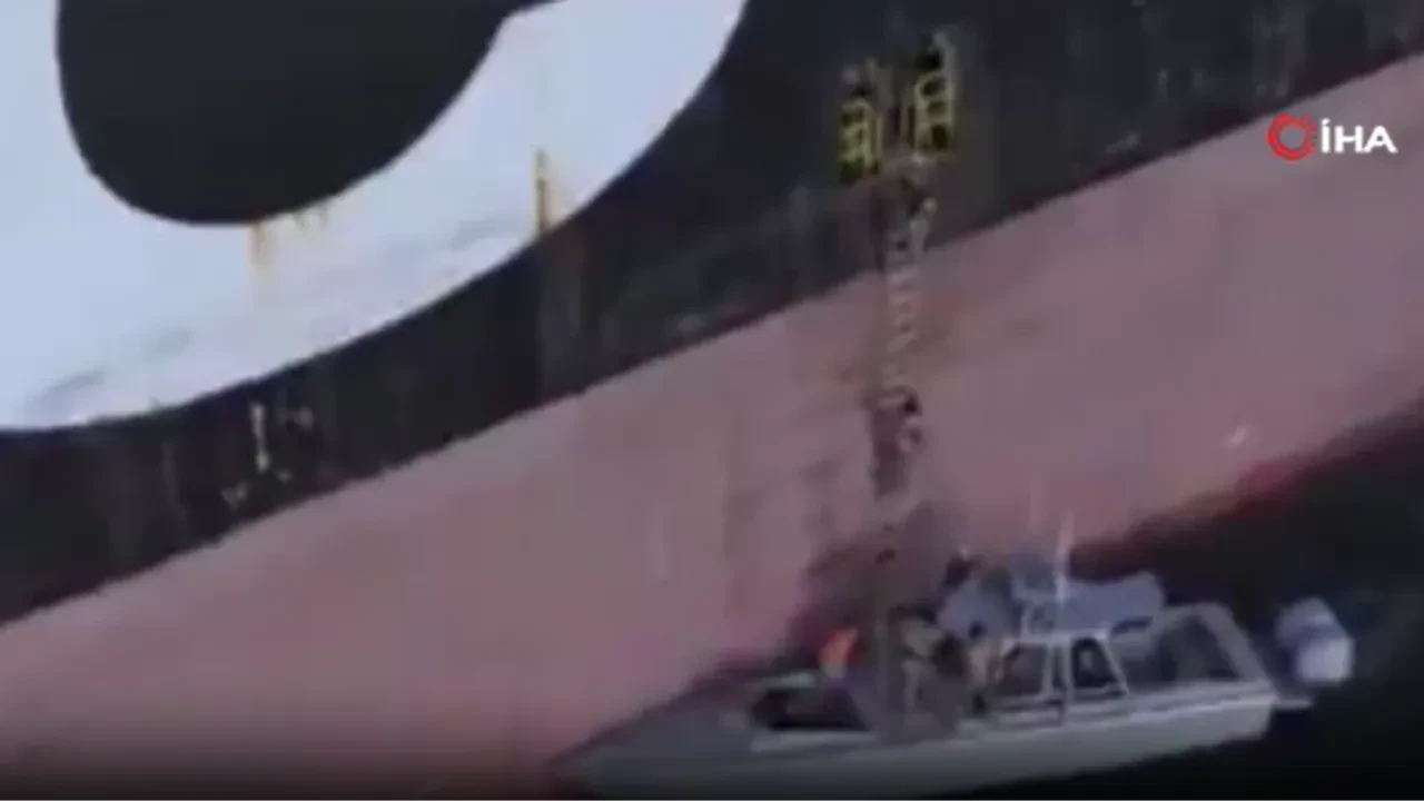 İsrail bağlantılı gemilere baskın: İran, Hürmüz’deki operasyonun perde arkasını yayınladı!