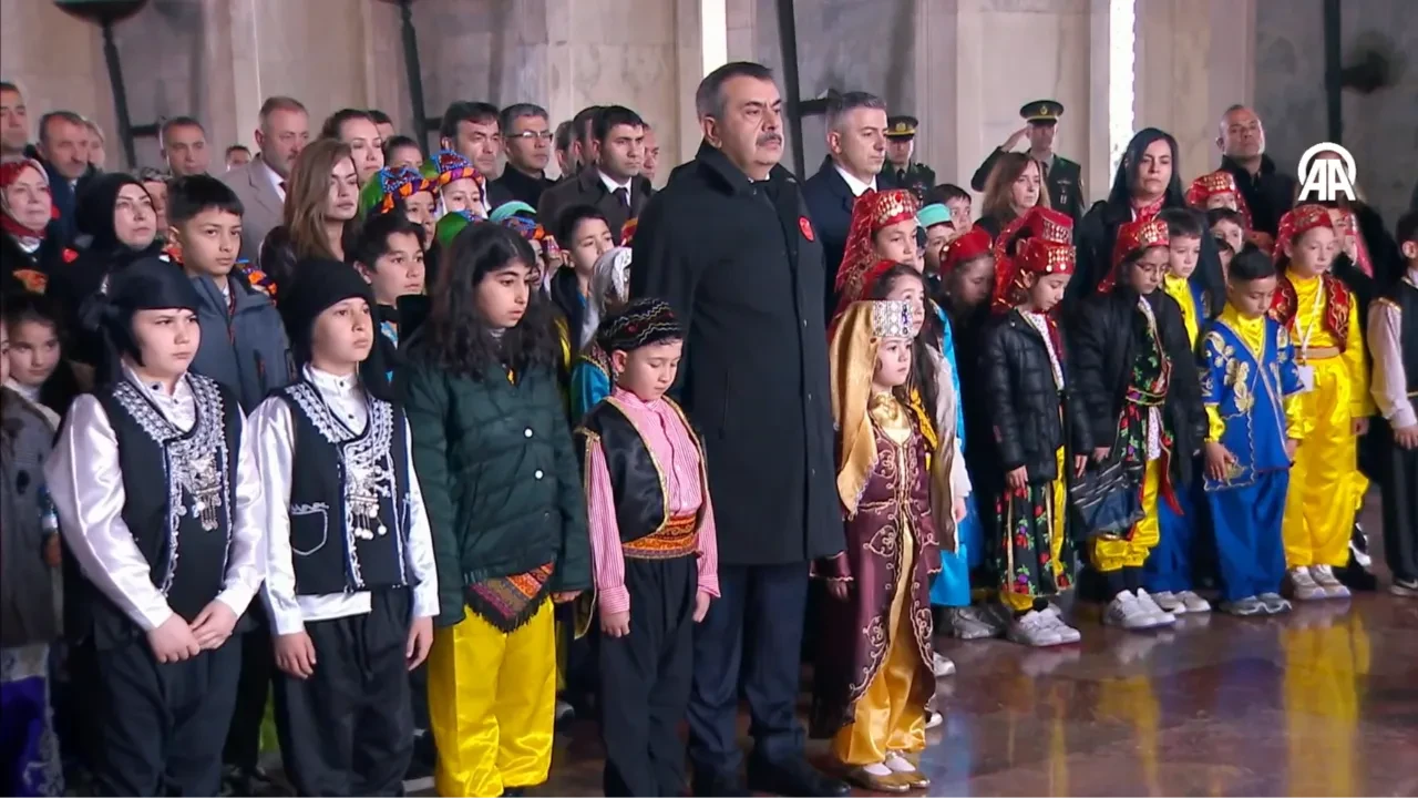 Milli Eğitim Bakanı Yusuf Tekin 81 ilden gelen çocuklarla birlikte Anıtkabir'i ziyaret etti