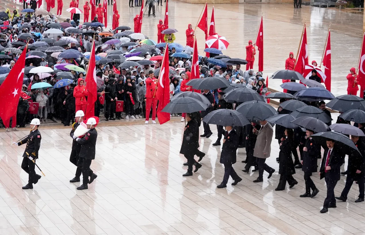 Milli Eğitim Bakanı Yusuf Tekin 81 ilden gelen çocuklarla birlikte Anıtkabir'i ziyaret etti