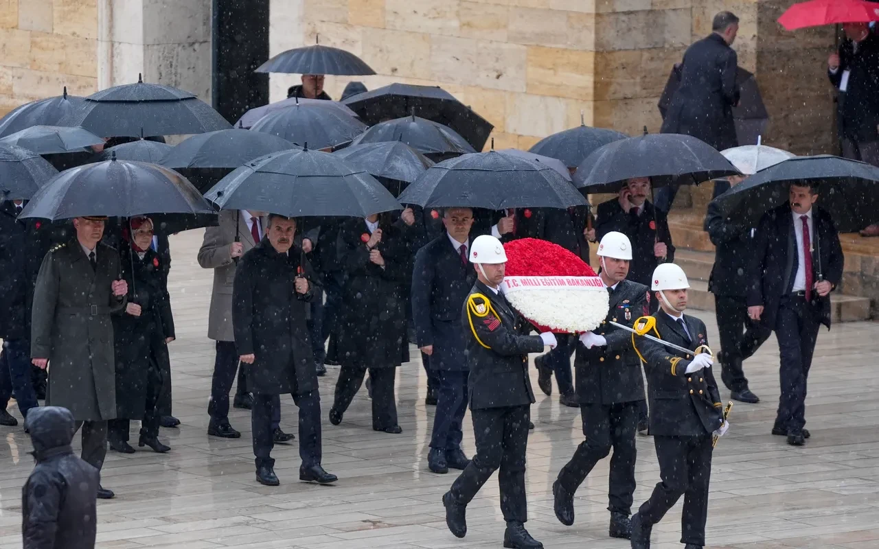 Milli Eğitim Bakanı Yusuf Tekin 81 ilden gelen çocuklarla birlikte Anıtkabir'i ziyaret etti