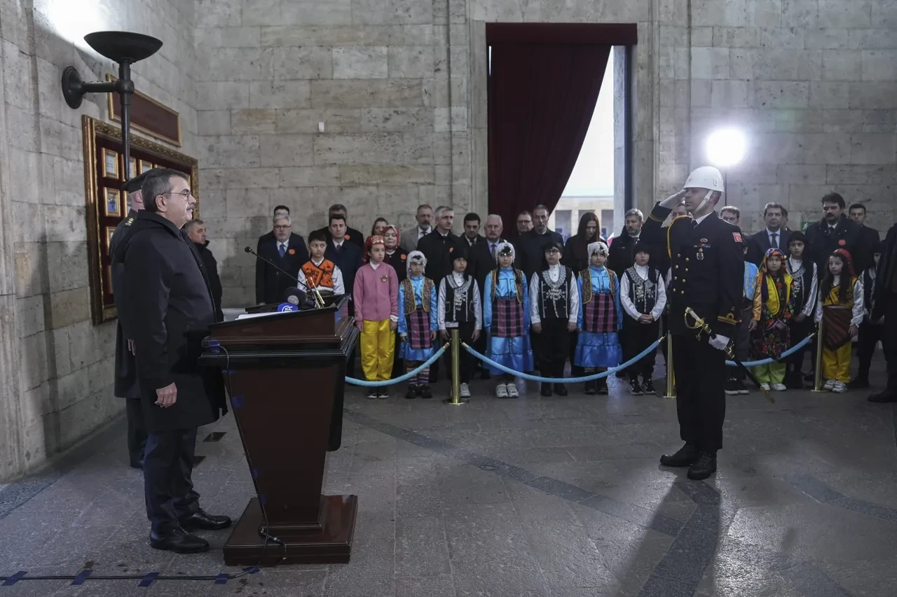 Milli Eğitim Bakanı Yusuf Tekin 81 ilden gelen çocuklarla birlikte Anıtkabir'i ziyaret etti