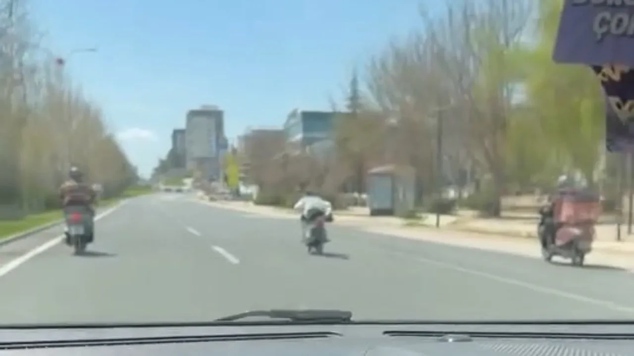 Motosiklet üzerinde tehlikeli şov: Kasksız sürücü canını hiçe saydı