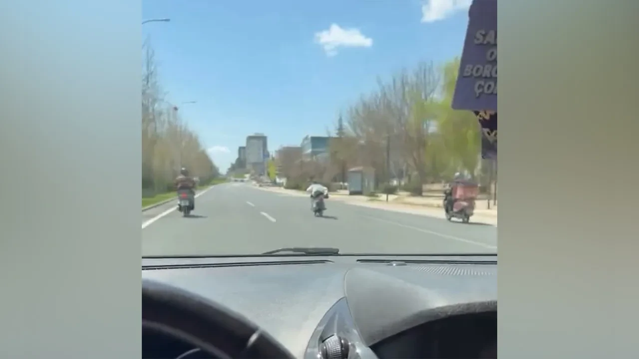 Motosikleti yatarak kullanan sürücü saniye saniye kaydedildi!