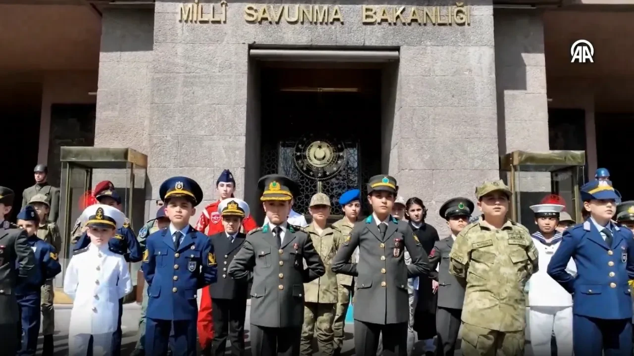 MSB, 'Vatan Marşı'nı seslendiren asker üniformalı çocukların görüntülerini paylaştı