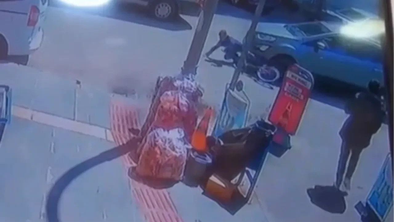 Otomobilin altında kalan çocuk metrelerce sürüklendi! Batman'da korkutan kaza