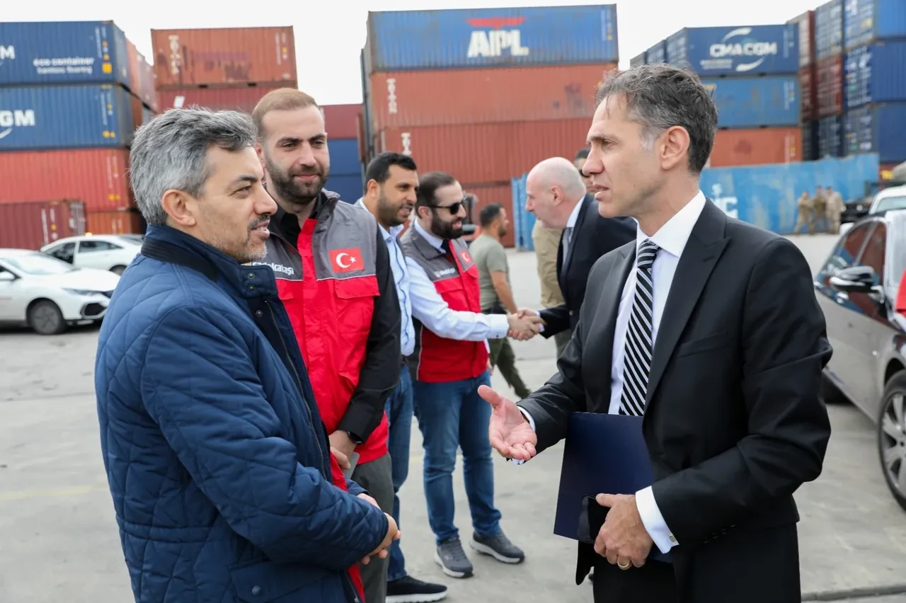 Sadakataşı öncülüğünde Lübnan’a 38 konteyner insani yardım malzemesi ulaştırıldı!