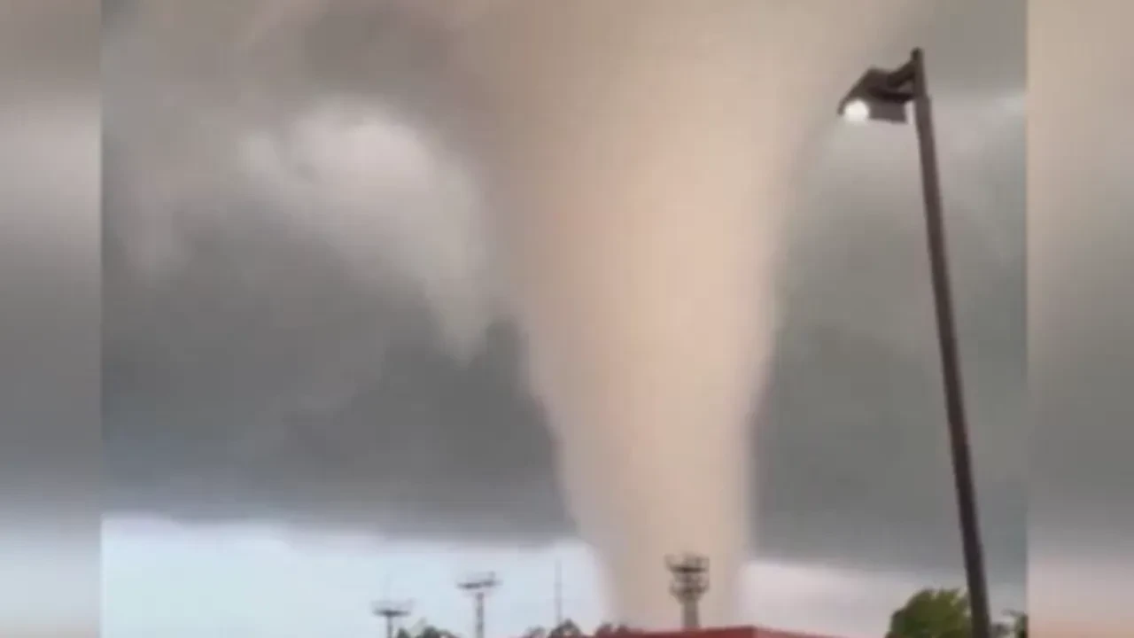 ABD'de korkutan görüntü! Havadaki hortum 40 dakika panik yaşattı