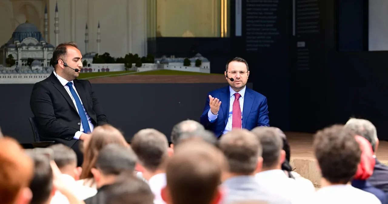 Bakan Gürlek gençlerle buluştu: Yapay zeka ve sosyal medya vurgusu