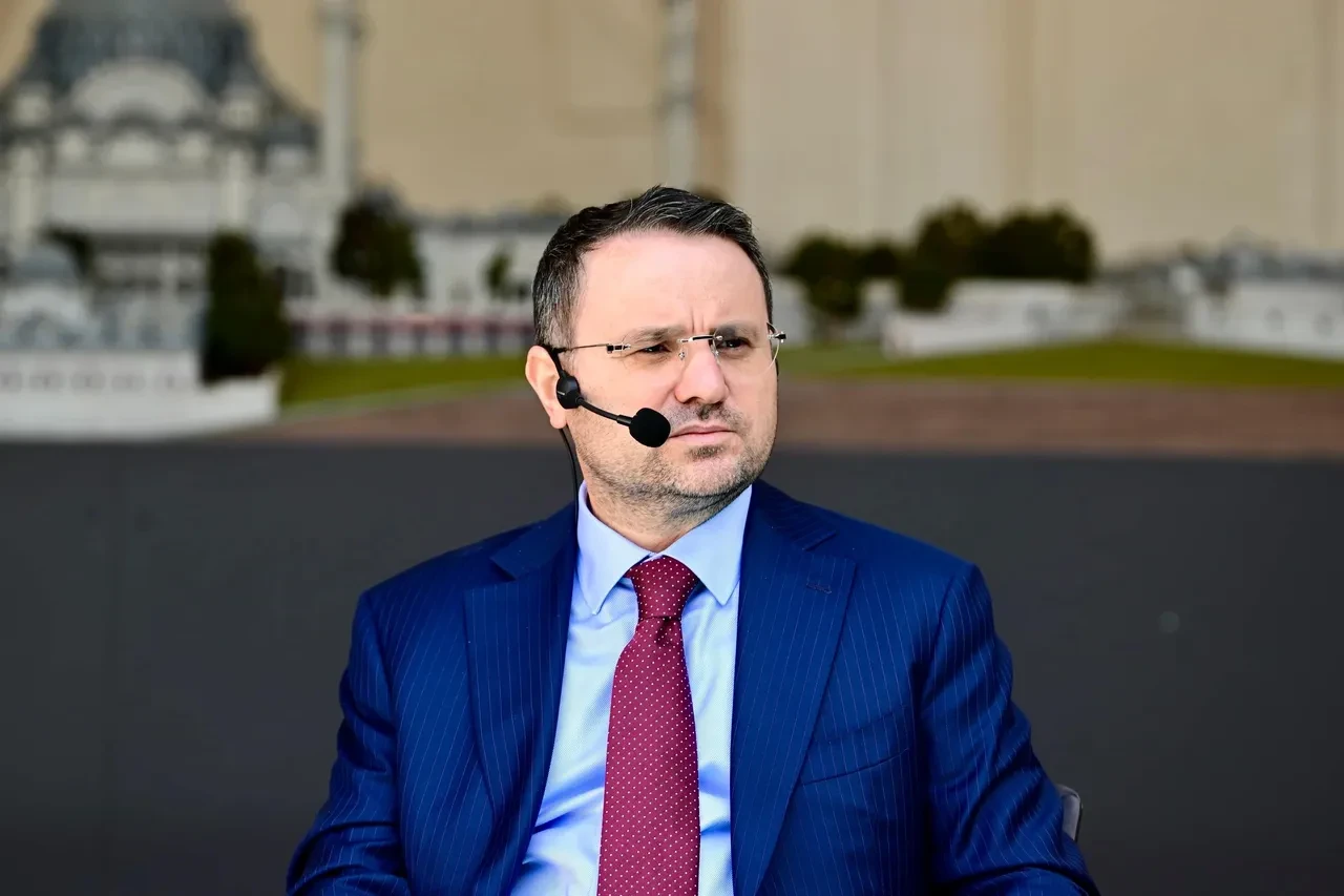 Bakan Gürlek gençlerle buluştu: Yapay zeka ve sosyal medya vurgusu