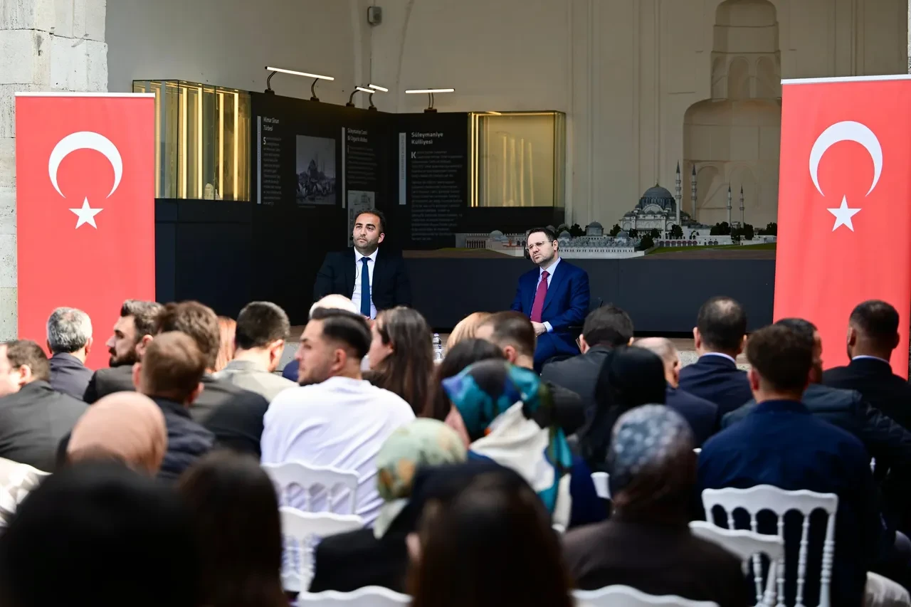 Bakan Gürlek gençlerle buluştu: Yapay zeka ve sosyal medya vurgusu