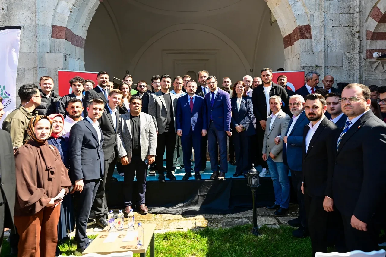 Bakan Gürlek gençlerle buluştu: Yapay zeka ve sosyal medya vurgusu