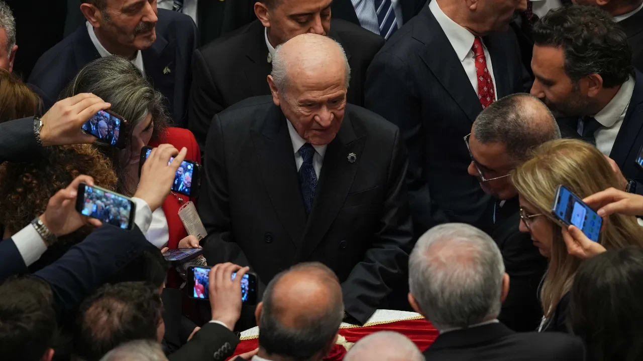 Devlet Bahçeli'den Galatasaray-Fenerbahçe derbisi yorumu! Tarafını belli etti