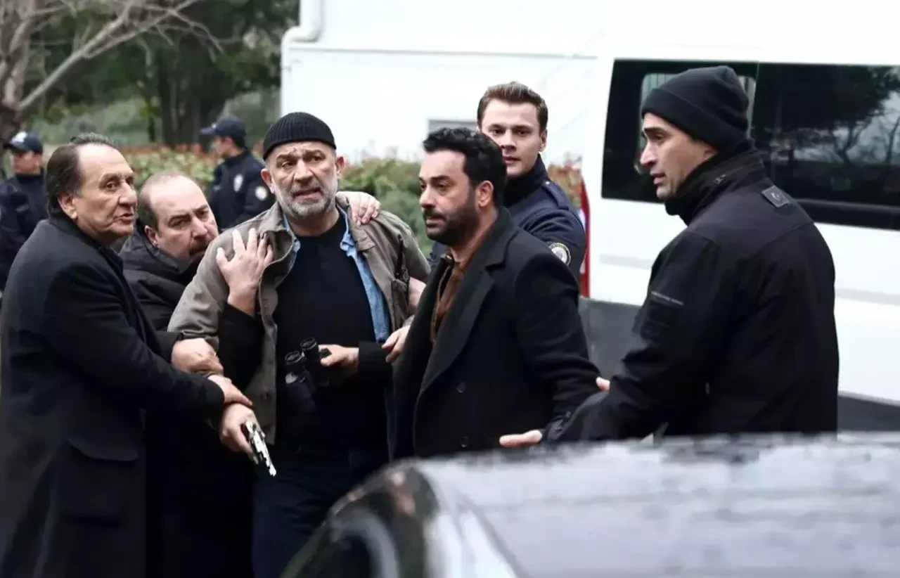 Ebru Cündübeyoğlu, Arka Sokaklar dizisinden ayrılıyor mu? Arka Sokaklar'da Candan Müdür ölüyor mu?