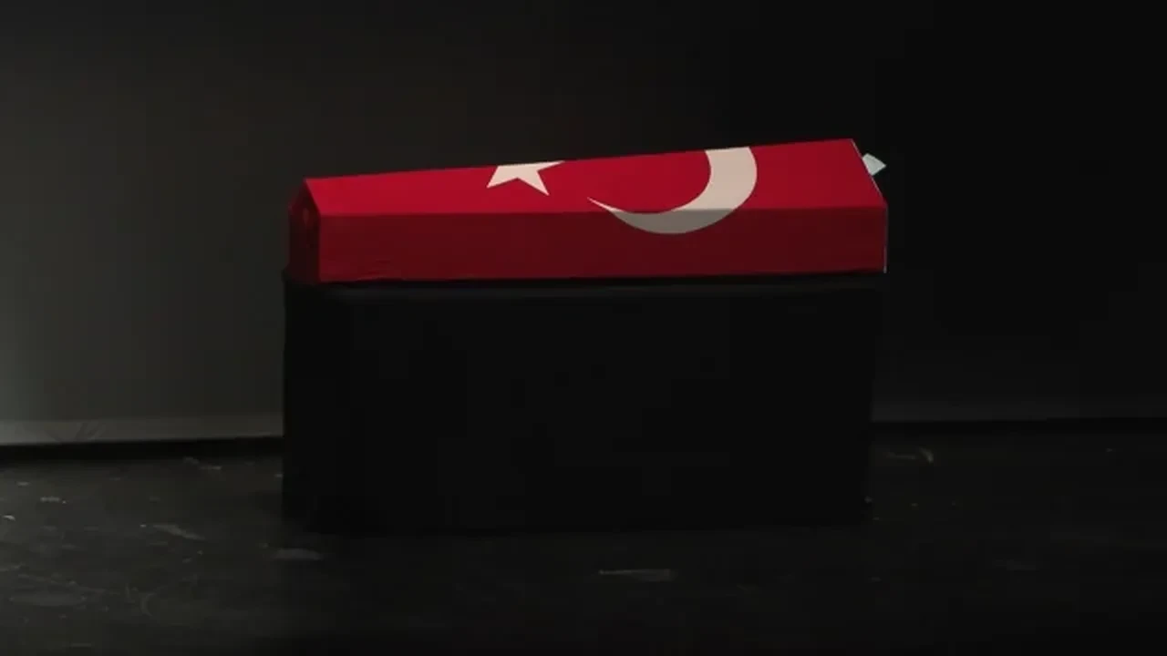 Ferdi Atuner cenazesinde ortalık birbirine girdi! Ünlü oyuncu ve damattan şoke eden görüntüler