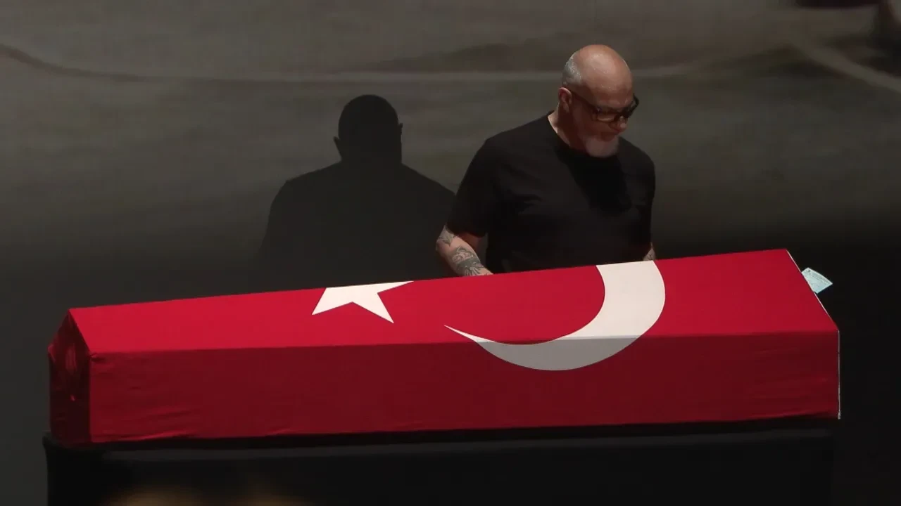 Ferdi Atuner cenazesinde ortalık birbirine girdi! Ünlü oyuncu ve damattan şoke eden görüntüler