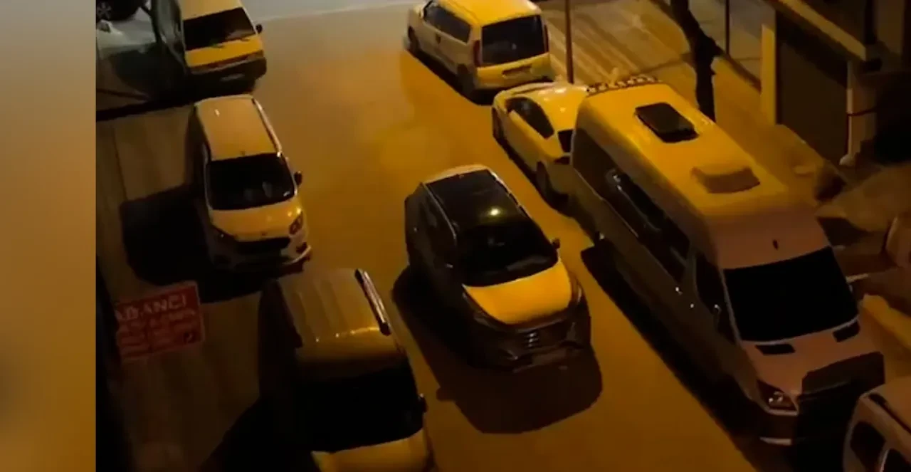 İstanbul'da giderek büyüyen park sorunu! Vatandaşlar araçlarını artık yol ortasına park etmeye başladı