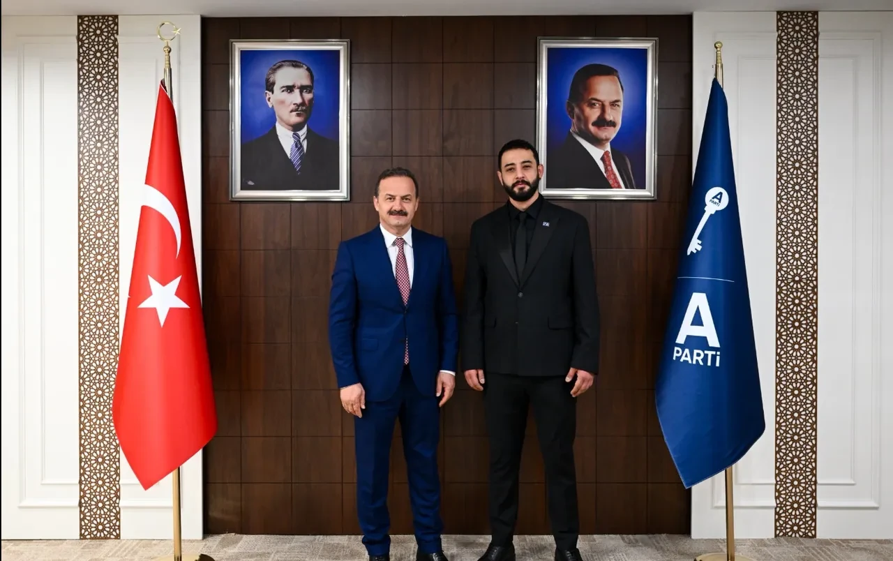 MasterChef jüri üyesi Mehmet Yalçınkaya'nın oğlu Emre Yalçınkaya siyasete atıldı 