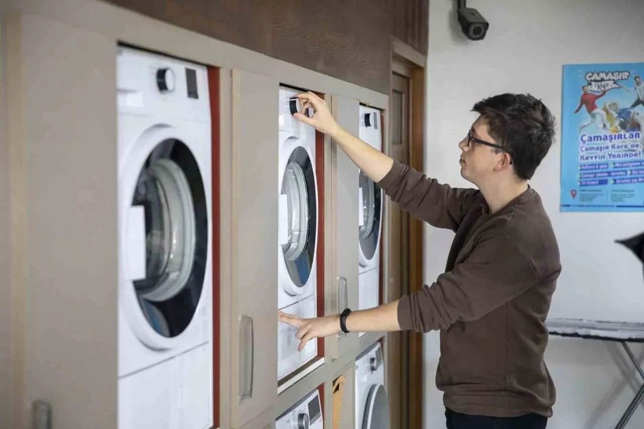 Yıllardır çamaşırları yanlış yıkamışız: Makinedeki o gizli bölmenin asıl amacı herkesi şaşkına çevirdi
