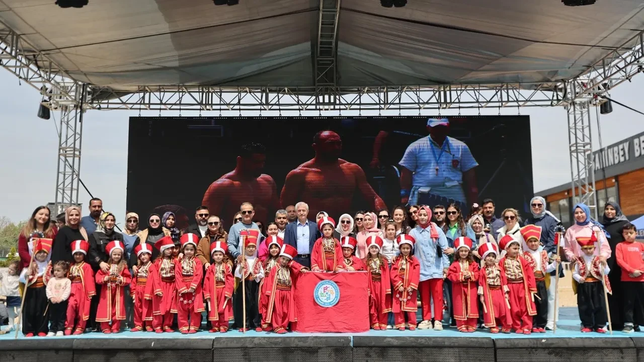 23 Nisan'da CHP'lilerin sırt döndüğü çocuklar er meydanında alkışlandı
