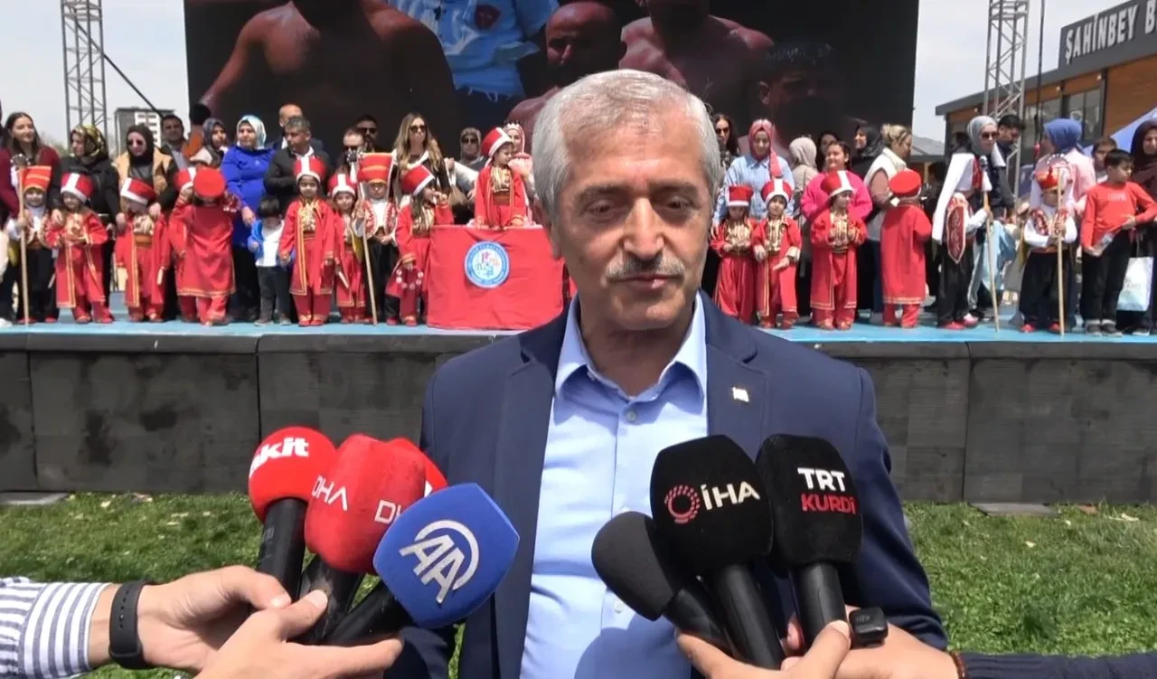 23 Nisan'da CHP'lilerin sırt döndüğü çocuklar er meydanında alkışlandı