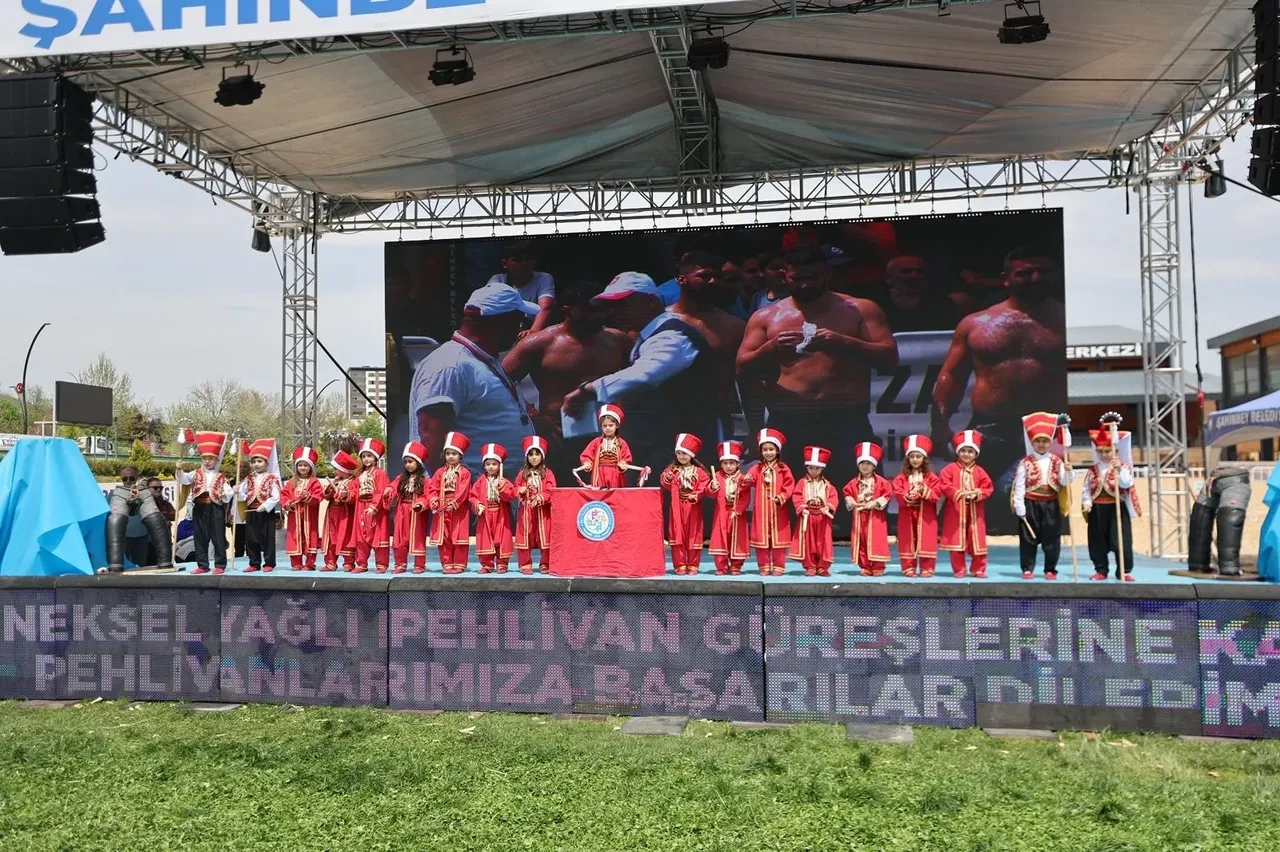 23 Nisan'da CHP'lilerin sırt döndüğü çocuklar er meydanında alkışlandı