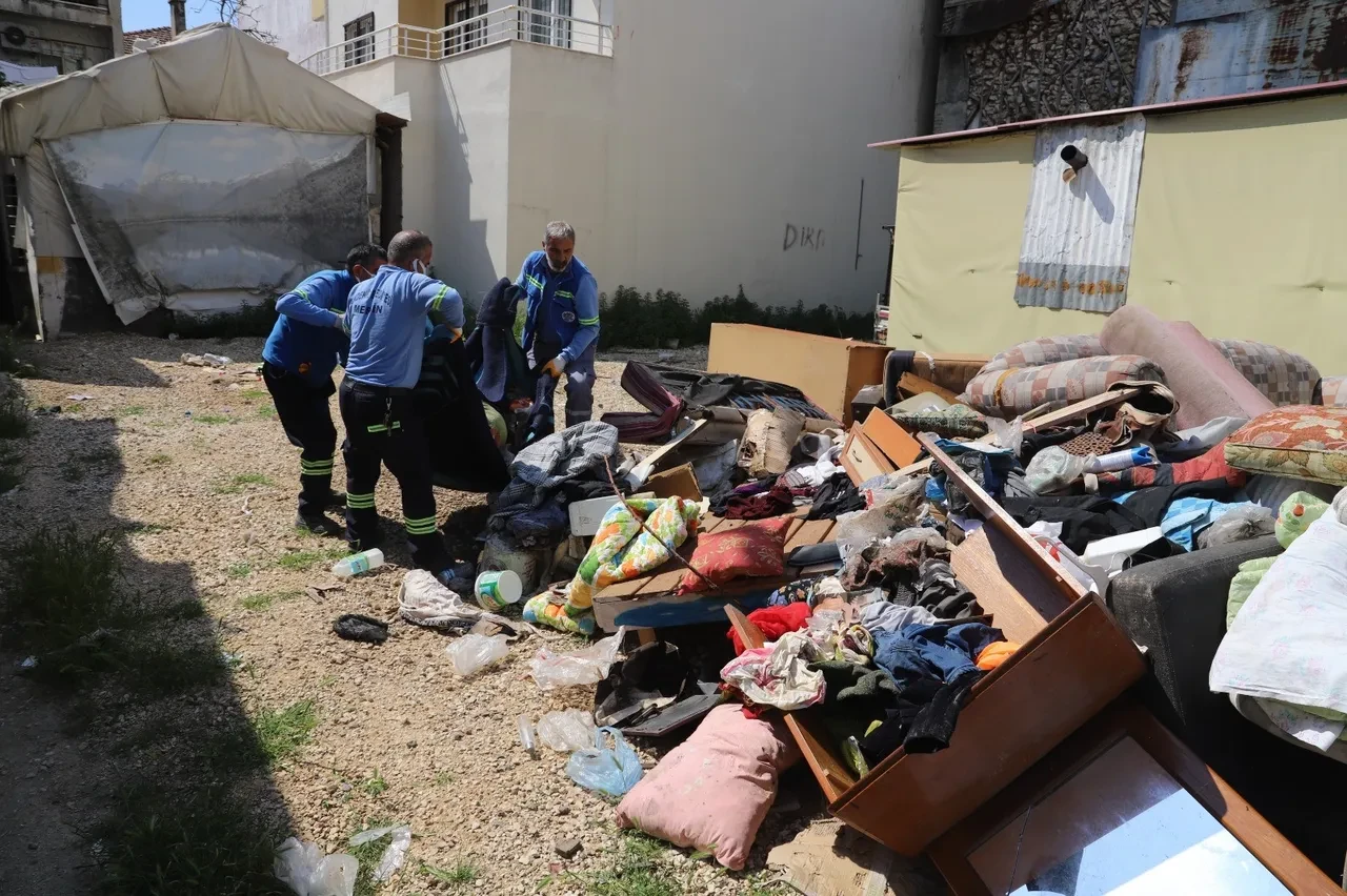 Aynı ev aynı kabus! Mahalle sakinleri şikayet etti, ekipler manzara karşısında şoke oldu